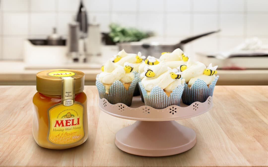 Cupcakes with bees and honey-buttercream
